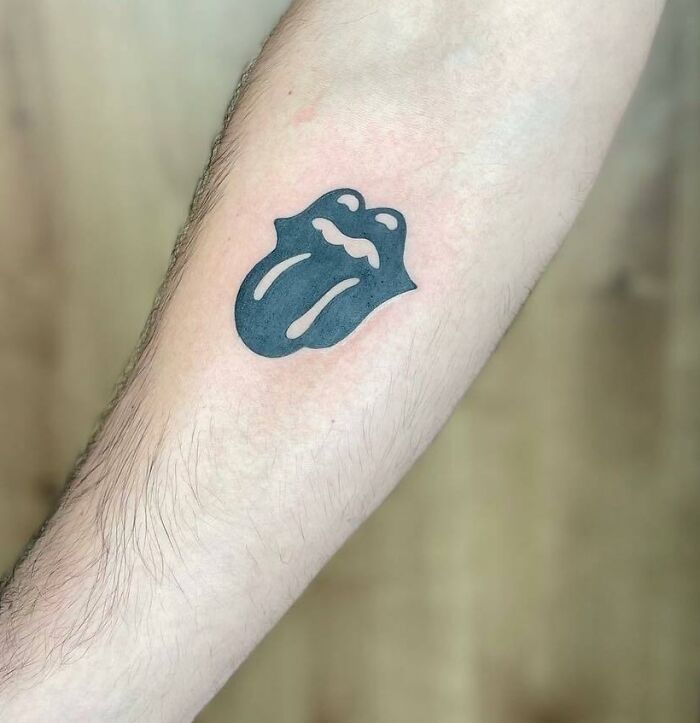 Tatouage noir du logo des Rolling Stones