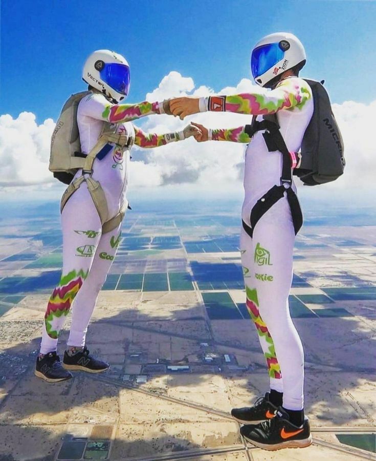 Deux géants au-dessus de petits champs