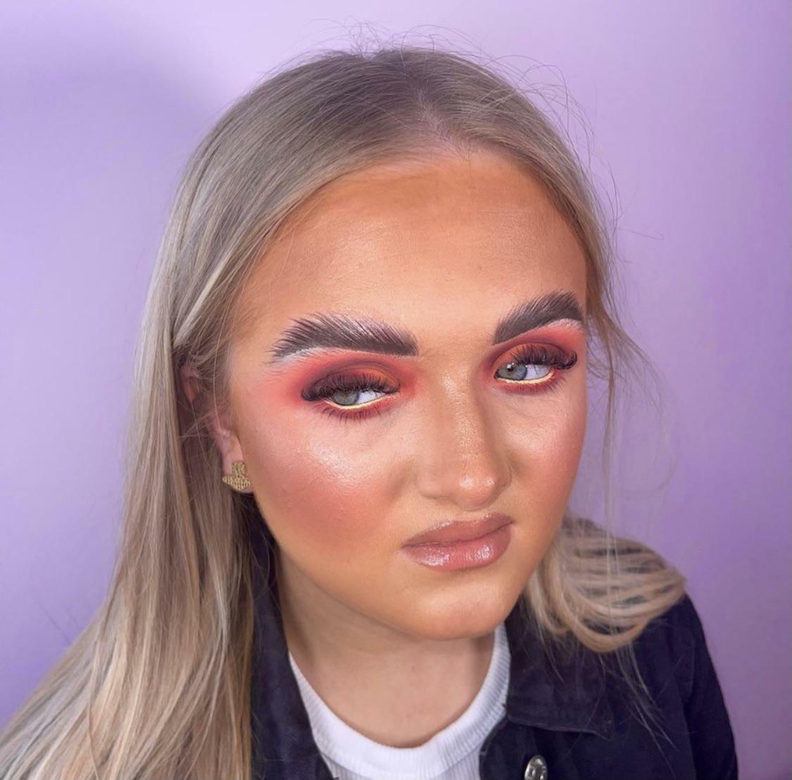 Trouvé sur la page d’un maquilleur local et d’une esthéticienne. Le look s’appelait “Sunset Eye and Soap Brow” (yeux de coucher de soleil et sourcils de savon).