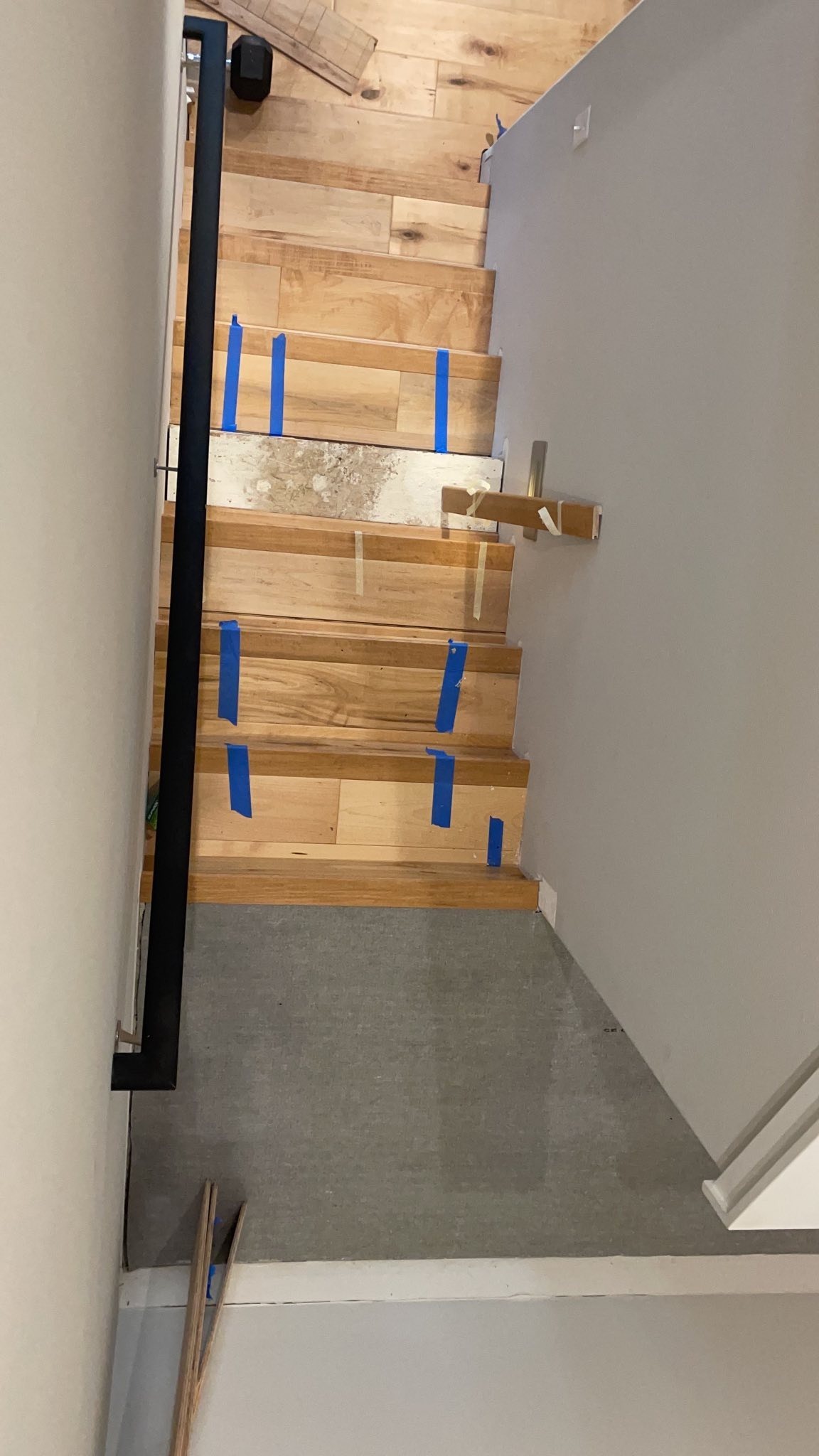 Mon petit ami est en train d’installer un nouveau parquet dans son escalier et m’a envoyé cette photo pour montrer ses progrès.