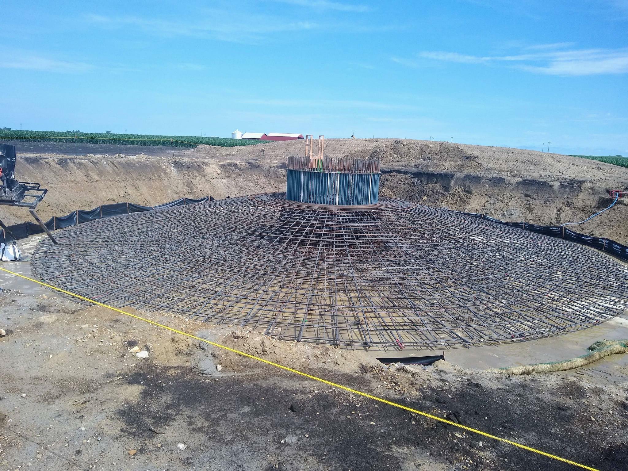 Base d’une éolienne avant que le béton ne soit coulé sur les barres d’armature et la cage de boulons