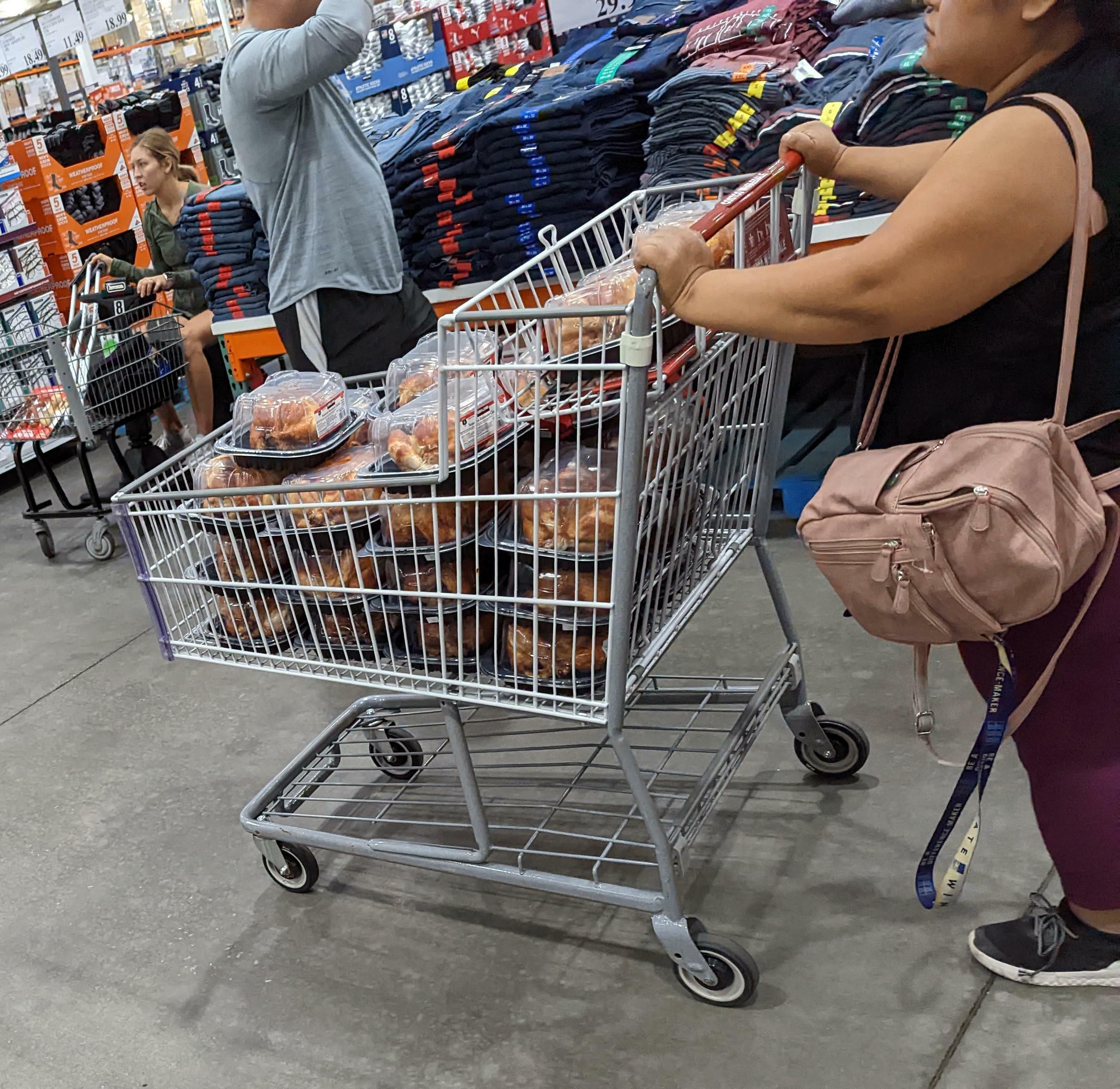 Tu es allé à Costco pour acheter un poulet rôti pour le week-end, mais cette femme a devancé tout le monde.