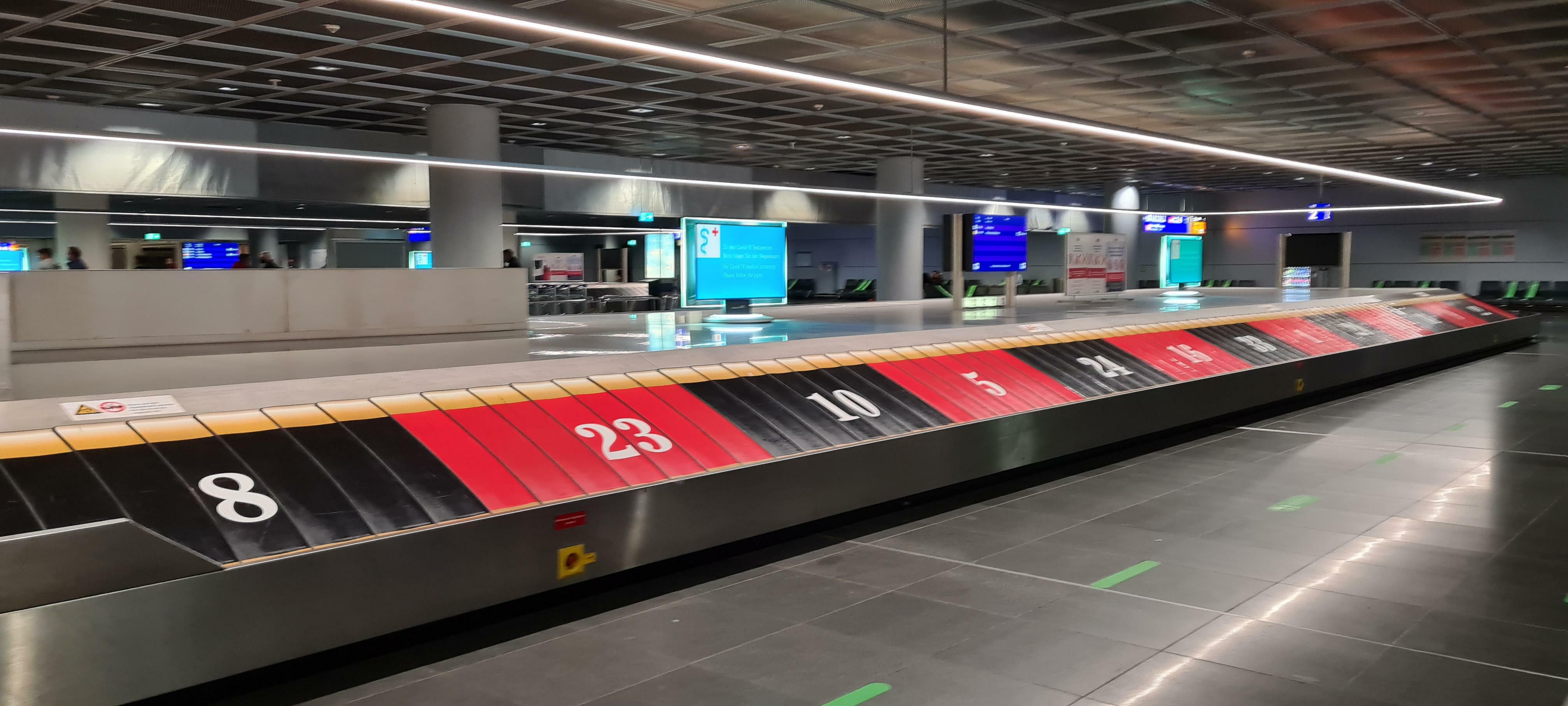 Il y a un mini-jeu de roulette à la réception des bagages de l'aéroport de Francfort.