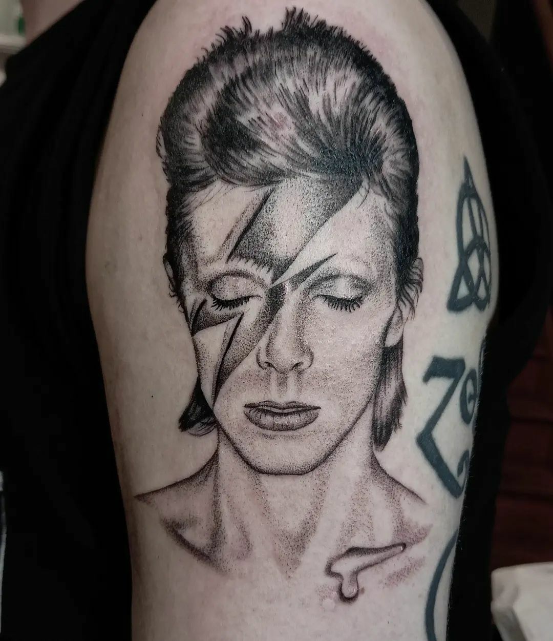 Tatouage réaliste du portrait de David Bowie