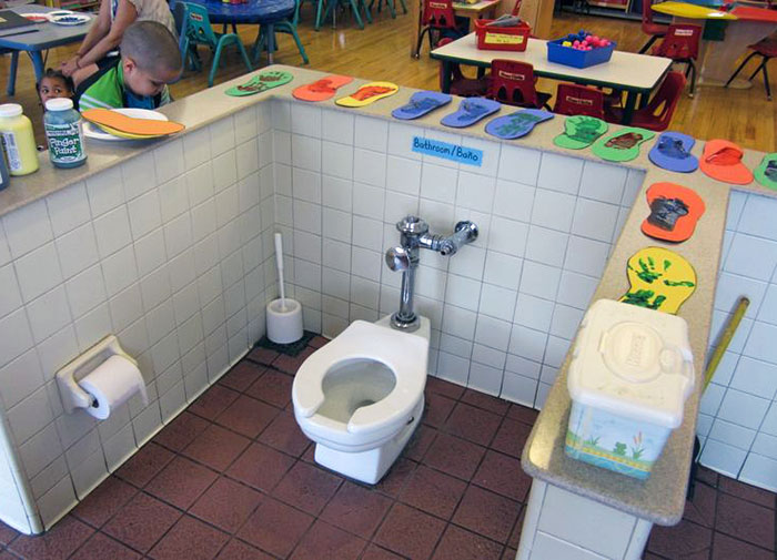 Toutes les toilettes doivent être centrées au milieu de la salle de classe pour que les enfants qui mangent leur casse-croûte à trois pieds de là puissent être témoins de la défécation de leurs camarades.