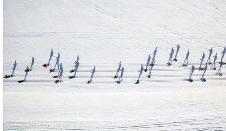 Les skieurs ressemblent à des notes de musique