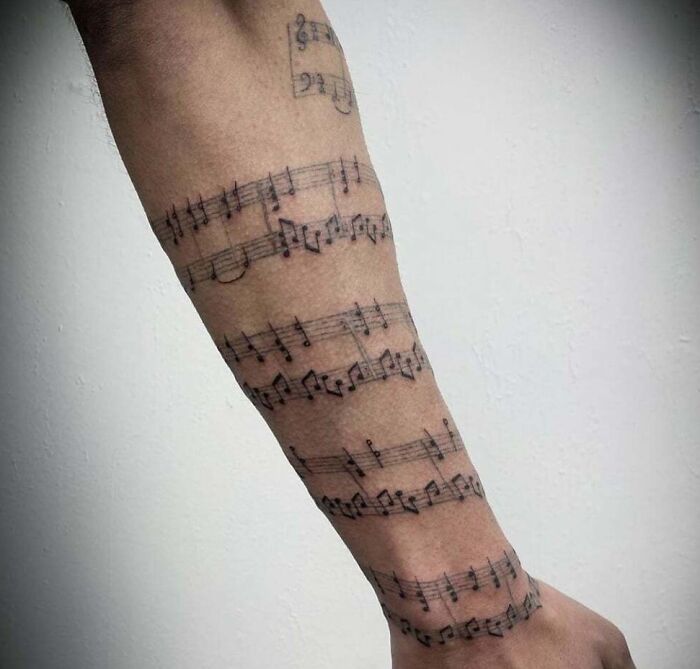 Tatouage de notes de musique en spirale