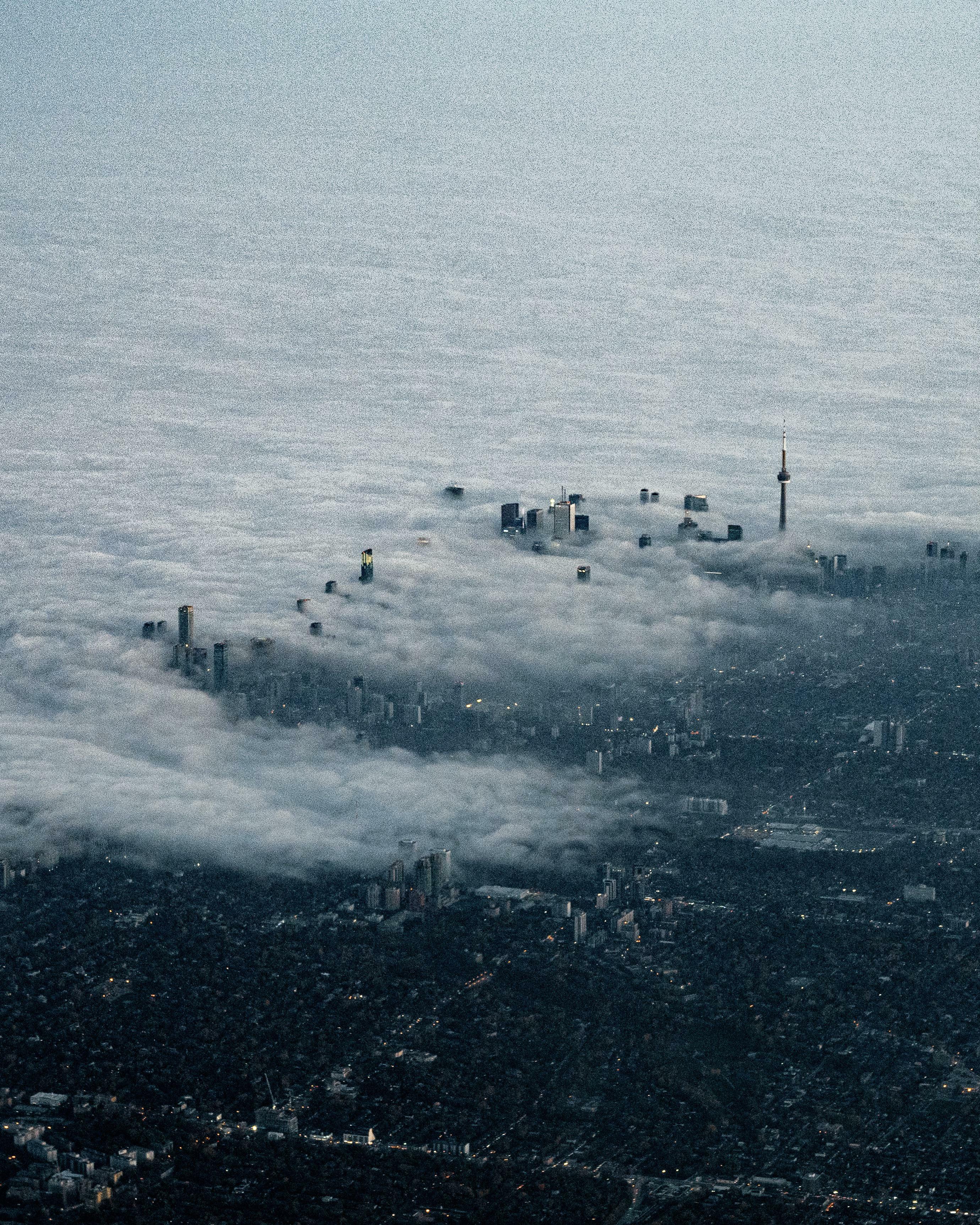 Itap de brouillard au-dessus de Toronto