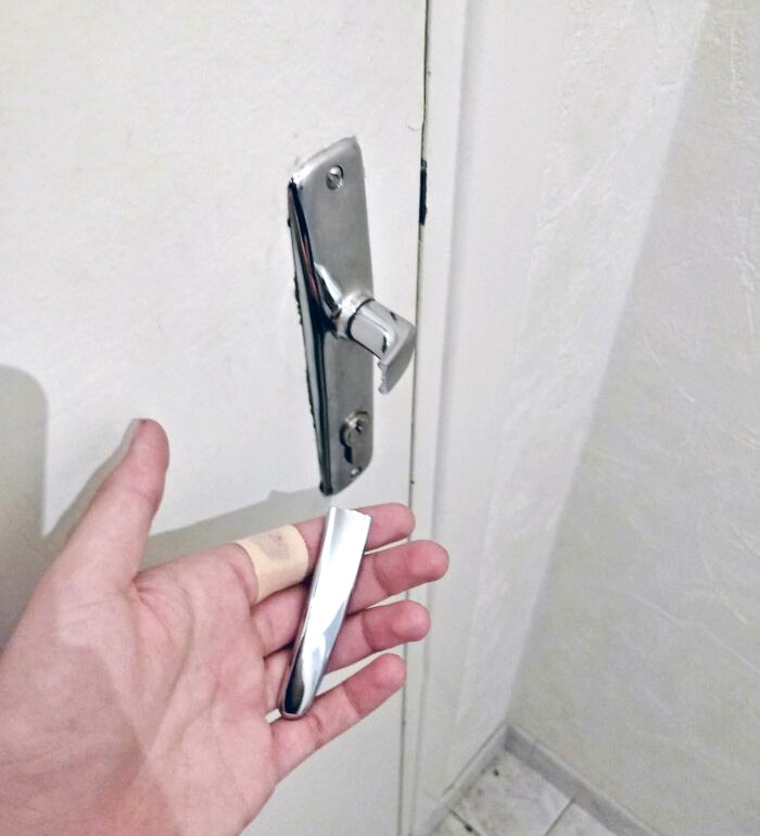 Je viens de casser la poignée de la porte de mon appartement et je me suis coupé. Je suis aussi enfermé