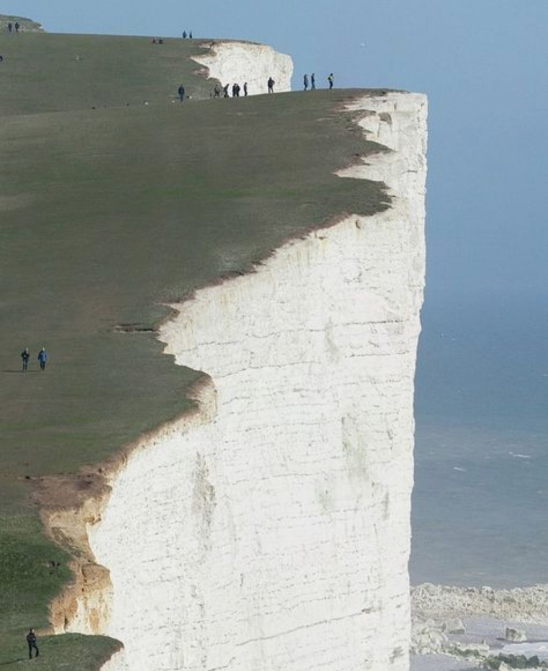 La véritable échelle terrifiante des falaises blanches de Douvres, au Royaume-Uni