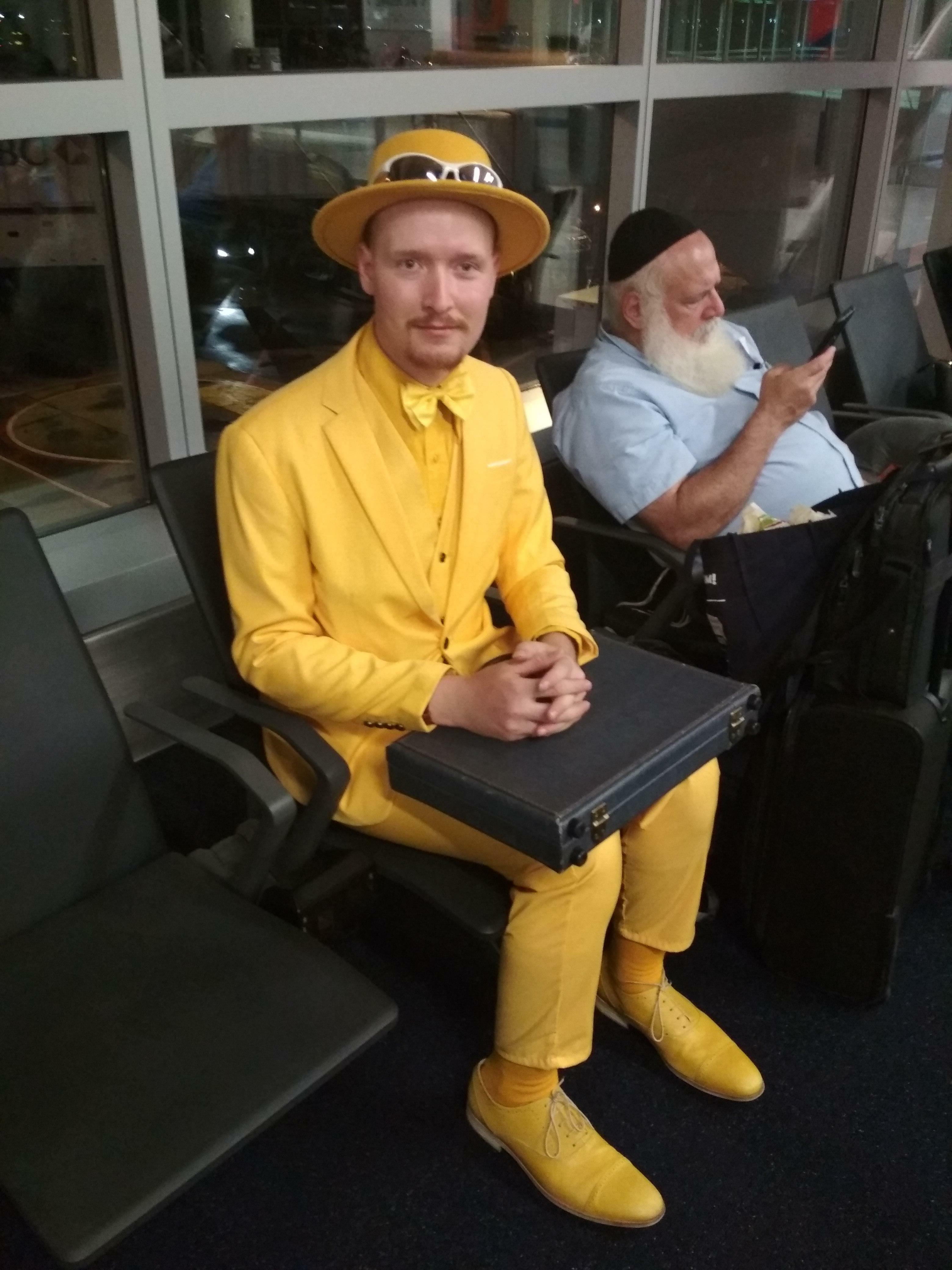 J'ai rencontré cet homme à l'aéroport. Il lui a expliqué qu'il allait rencontrer sa fiancée.