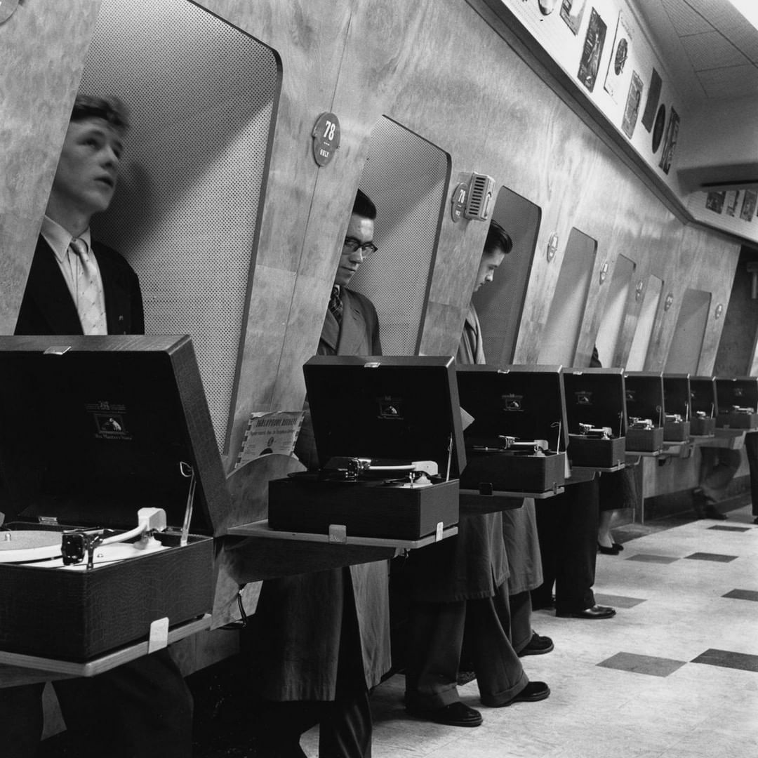 Les gens avaient l’habitude d’aller dans les magasins de disques et d’écouter des disques dans une « cabine d’écoute »… Tout un événement