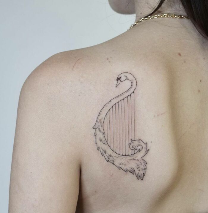 Tatouage cygne et harpe