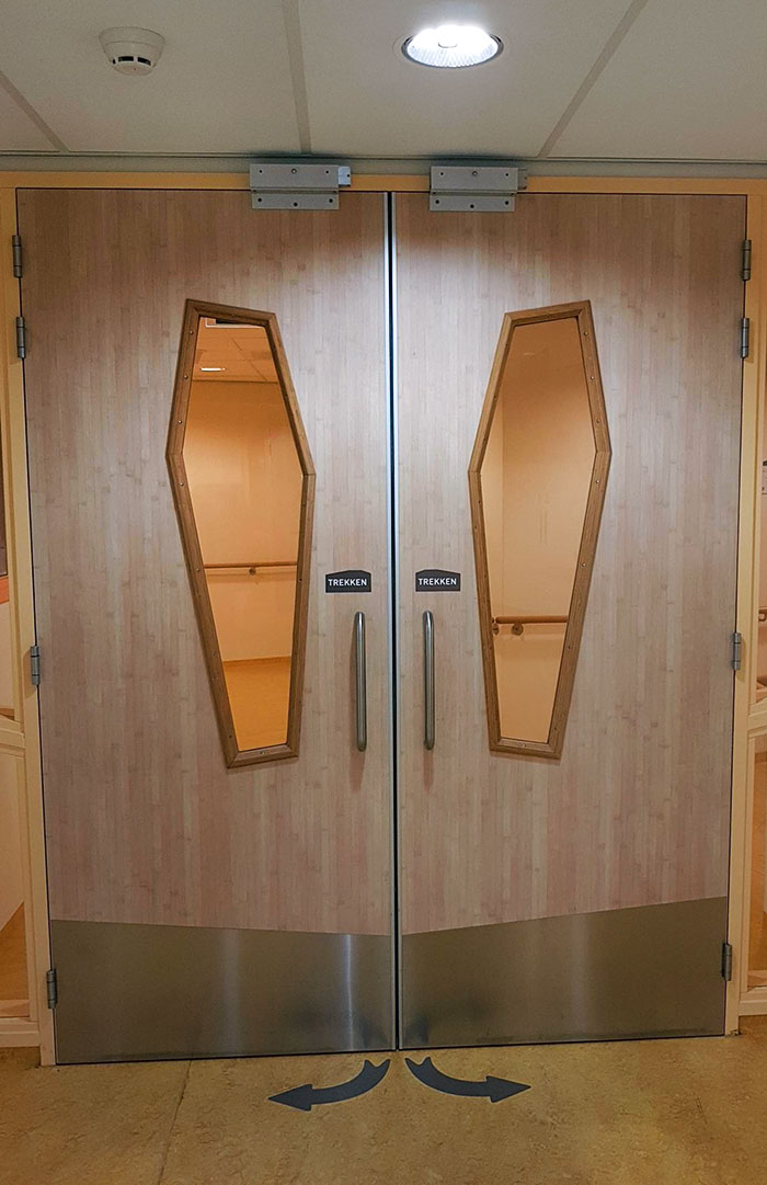 Ces fenêtres de porte en forme de cercueil dans cet hôpital