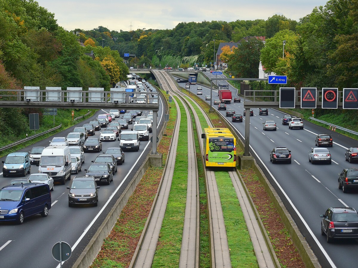 Voies réservées aux bus au milieu de l’autoroute A40 à Essen, Allemagne