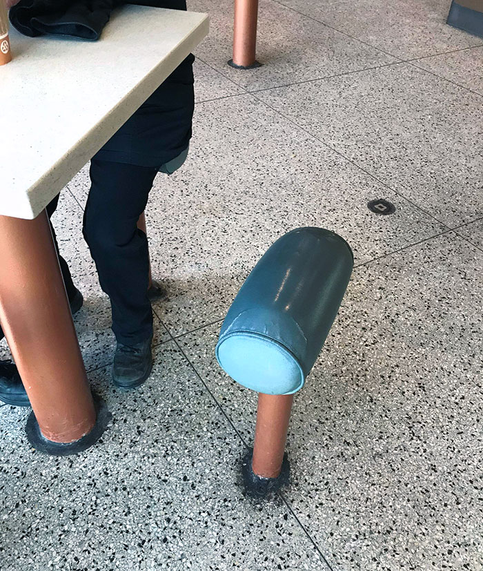 Ces chaises dans le café de la Statue de la Liberté