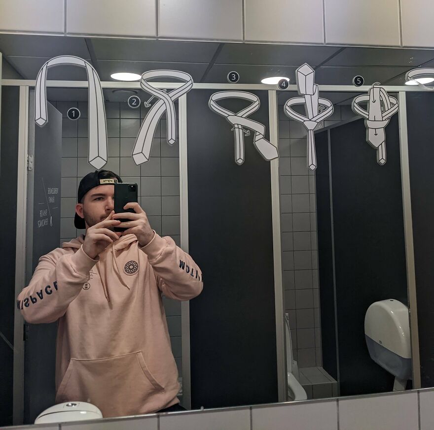 Ce miroir de salle de bain à l’aéroport de Tallinn contient des instructions sur la façon de nouer une cravate.
