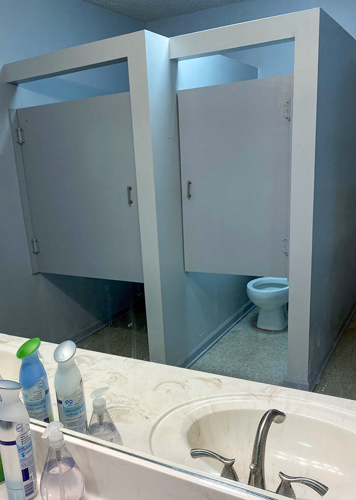 Cette porte privée dans une salle de bain publique. Voir la porte privée ?