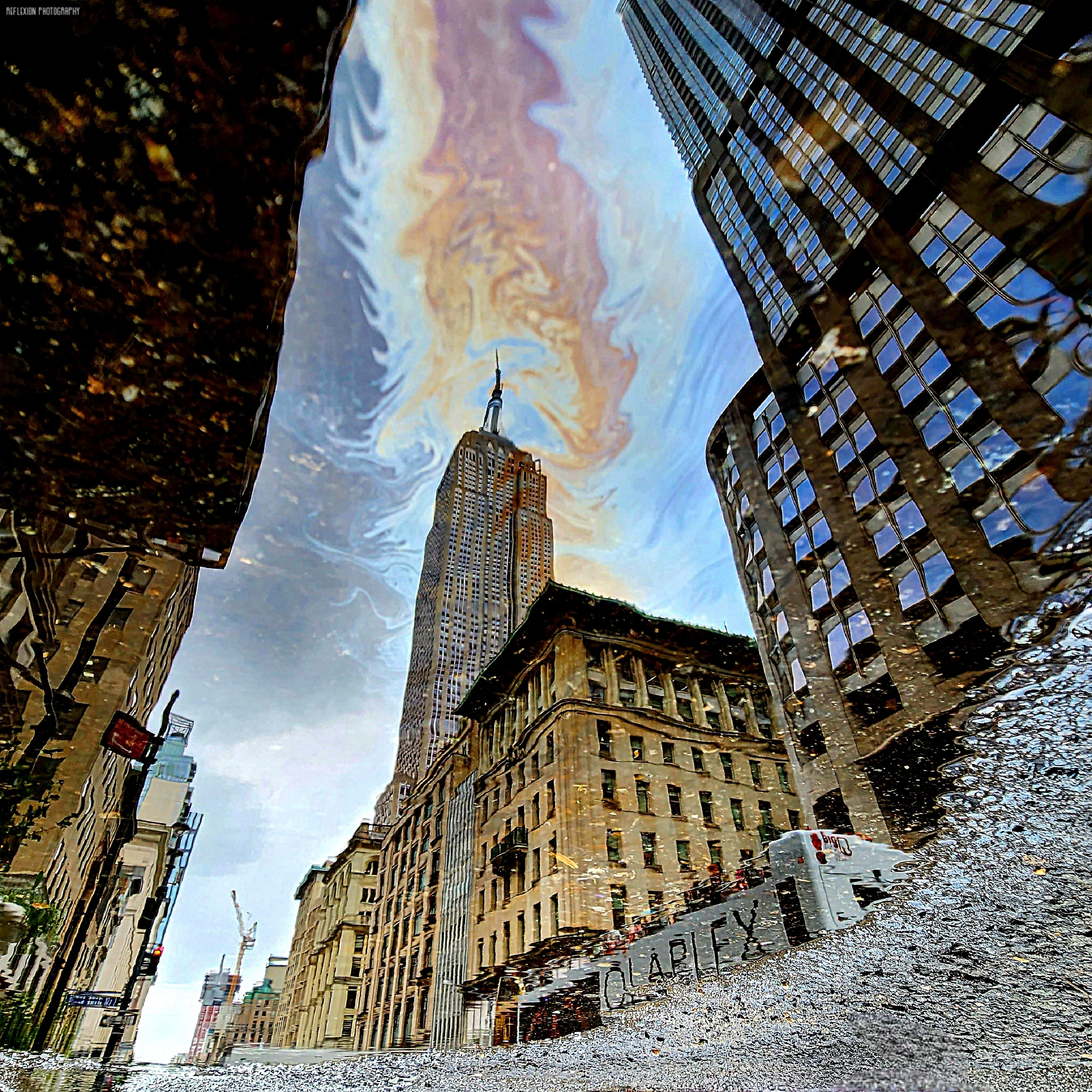 ITAP de l'Empire State Building reflété dans une flaque d'huile