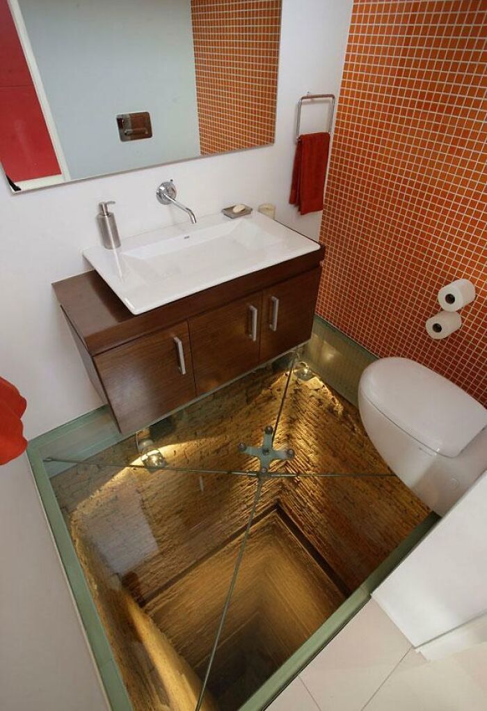 En tant que personne qui a peur des hauteurs, je ne sais pas si cela rendrait plus facile ou plus difficile de faire tes affaires dans ces toilettes.