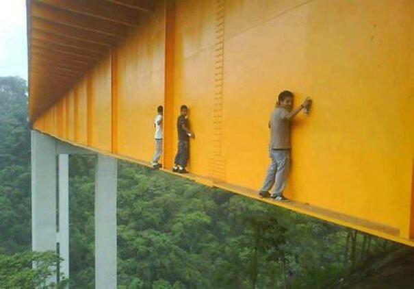 Des artistes graffiteurs sur un pont d’une trentaine de mètres