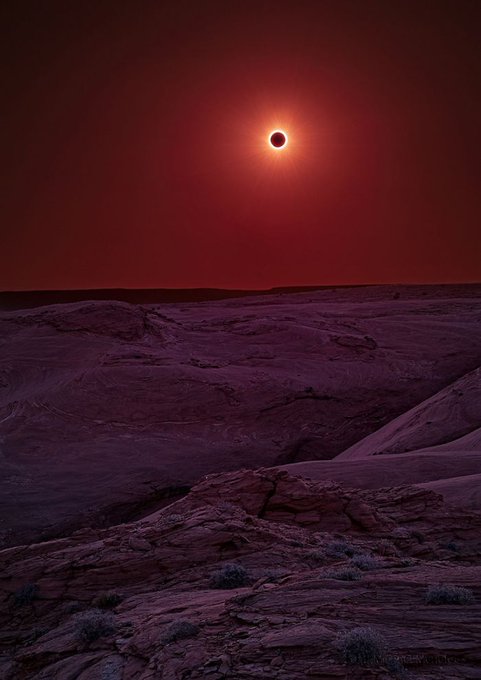 L’éclipse solaire sur le Cañón De Chelly, en Arizona, donne l’impression que nous sommes sur Mars. Ou comme si un trou noir avait surgi de nulle part.