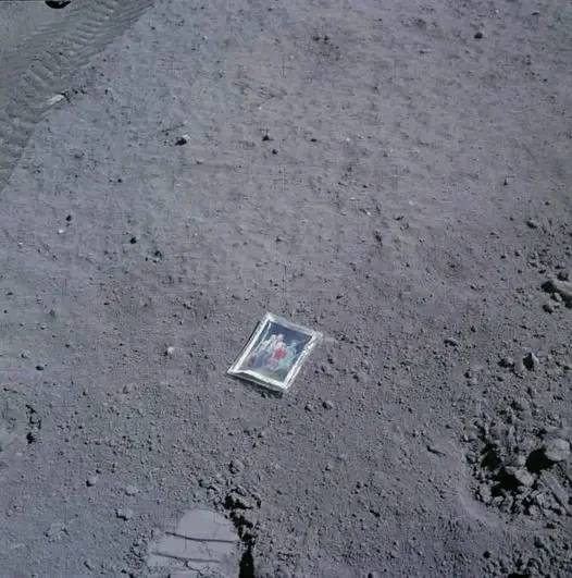 L’astronaute d’Apollo 16 Charles Duke a laissé cette photo de famille sur la Lune en 1972