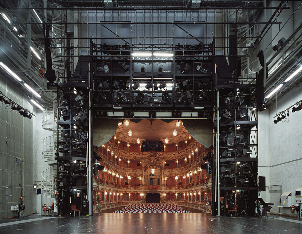 Regarder dans un théâtre depuis l’arrière-scène