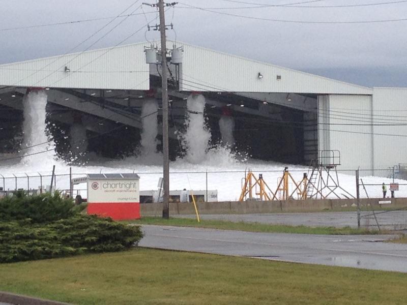 Tu t’es déjà demandé ce qui se passait en cas d’incendie dans un hangar à avions ? Système d’extinction activé à Yyz North End