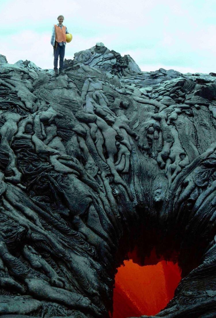 Un volcan actif ressemble à des âmes damnées entraînées vers les profondeurs de l’enfer