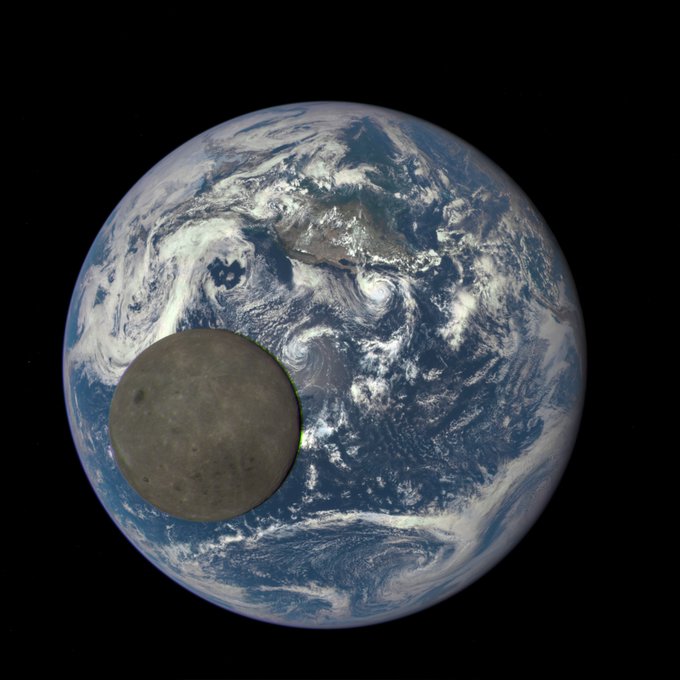 À des millions de kilomètres de distance, la Nasa capture la Lune traversant la face de la Terre. (Oui, c’est vrai)
