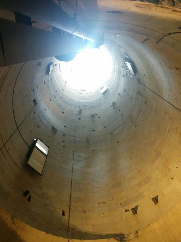 L’intérieur de la tour penchée de Pise est vide