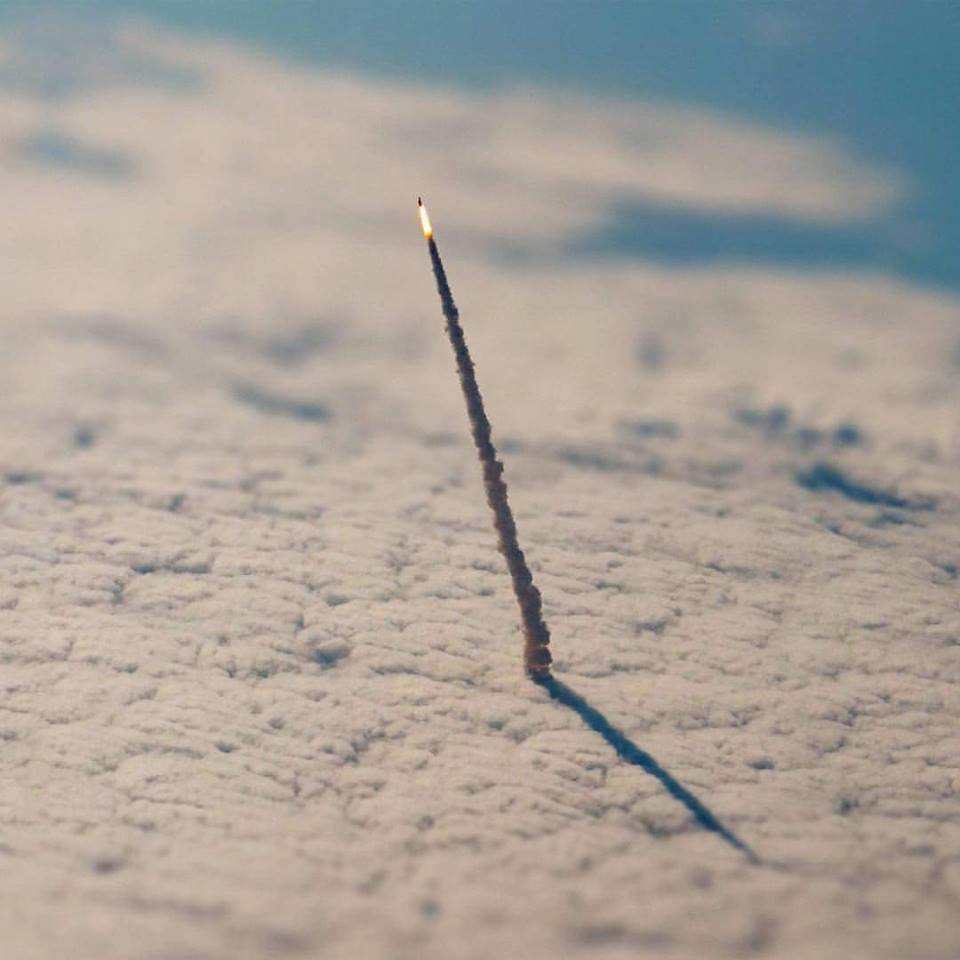 Voici une photo prise par la NASA d’une navette spatiale quittant notre atmosphère