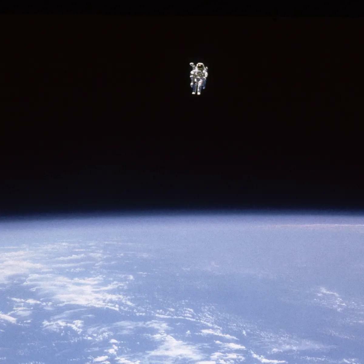 Tu parles de paumes en sueur. L’astronaute Bruce McCandless effectue la première sortie dans l’espace sans être attaché.