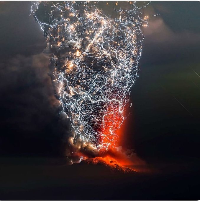 Le phénomène spectaculaire d’une tornade de foudre. Oui, elle se trouve au-dessus d’un volcan en éruption.