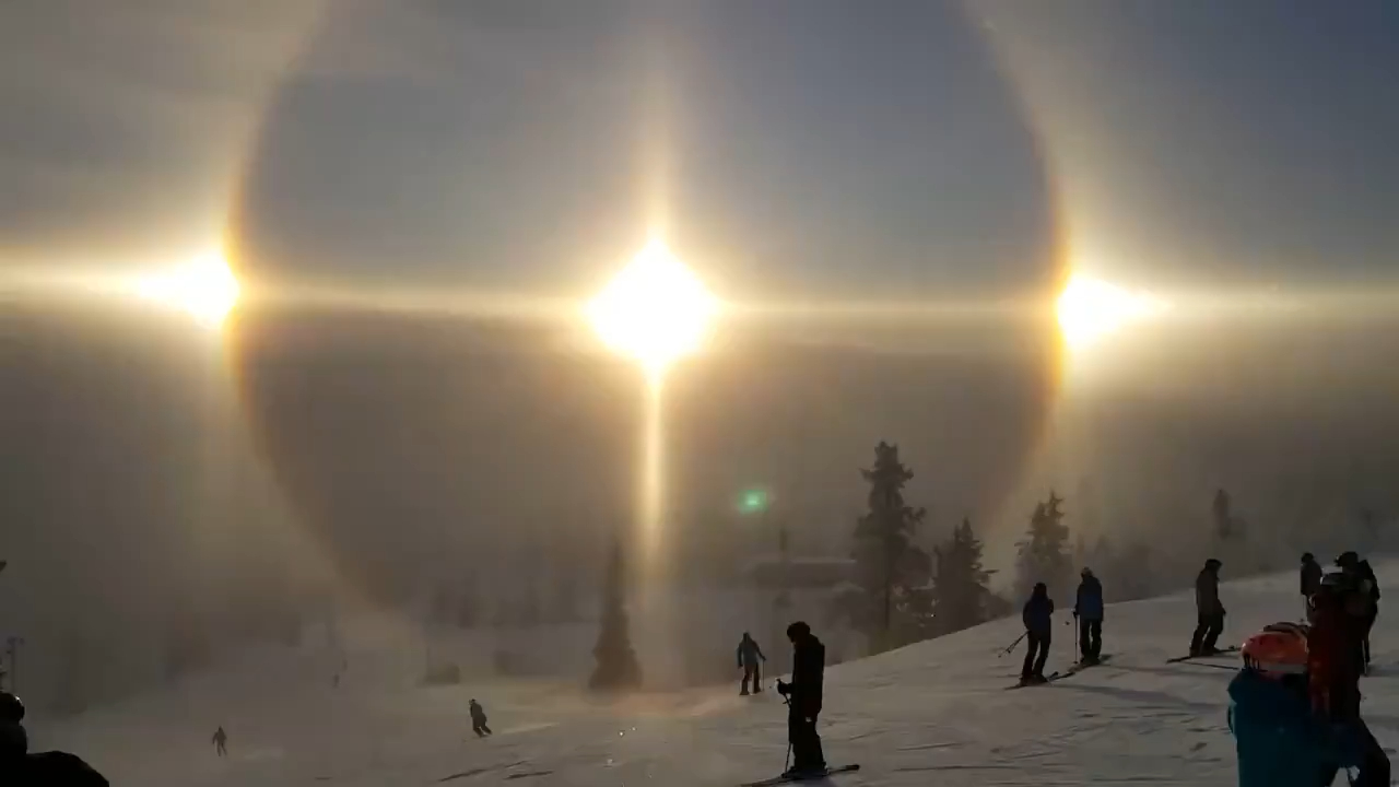 Un halo solaire très rare est visible au-dessus d’une montagne en Suède. Waouh !