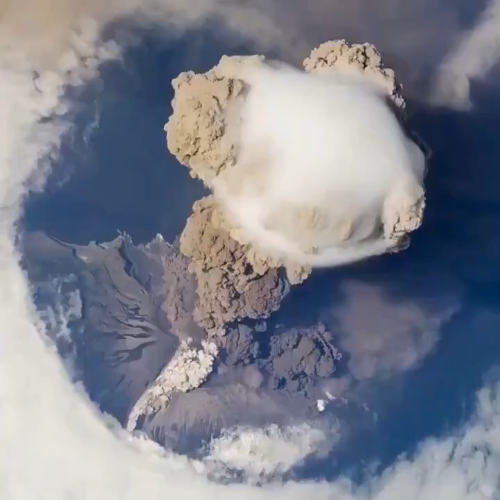 Une éruption volcanique vue de l’espace 😲