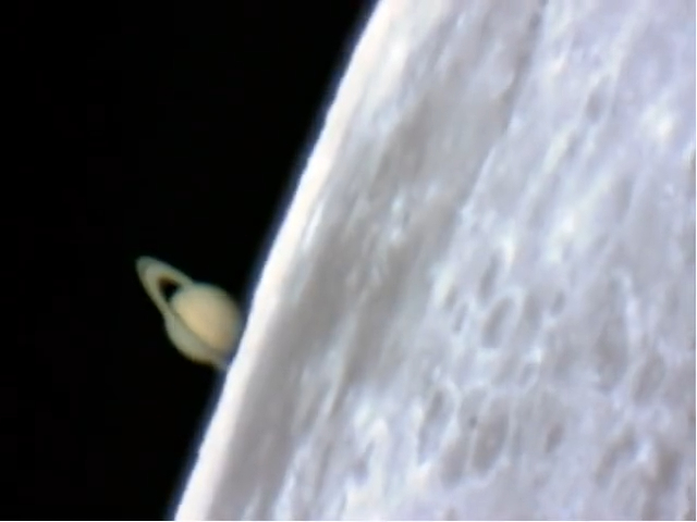 Saturne se lève derrière la lune