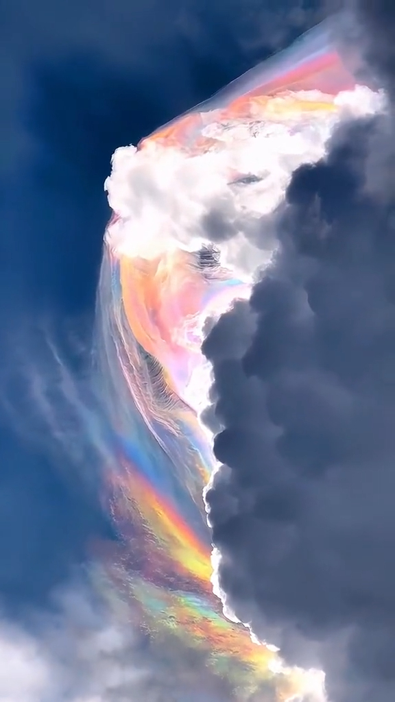 Une vue spectaculaire d’un nuage irisé