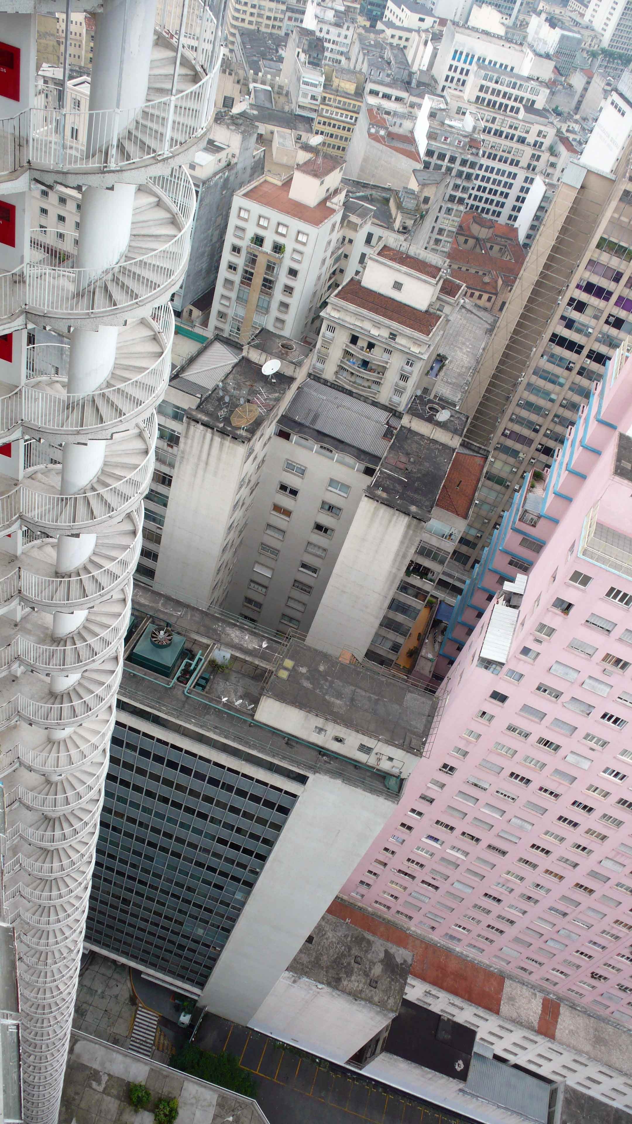Au Brésil, il y a un immeuble d'appartements avec un escalier en colimaçon de 40 étages fixé à l'extérieur et destiné à servir d'issue de secours. Qu'est-ce qui te fait le plus peur ? Le feu ou la chute ?