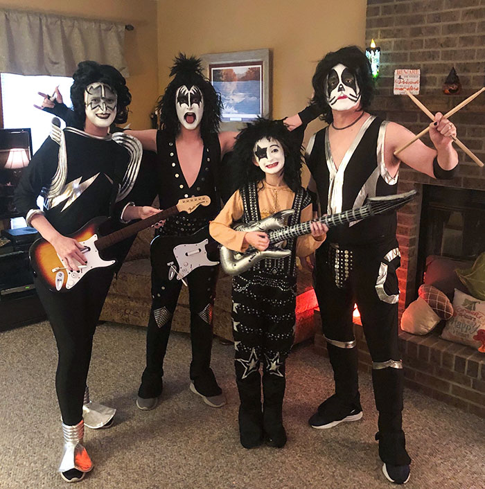 Costumes d’Halloween de la famille Timm. J’ai toujours été fan de Kiss et j’ai toujours voulu faire ça. Les enfants sont enfin assez grands pour le faire. C’est très amusant