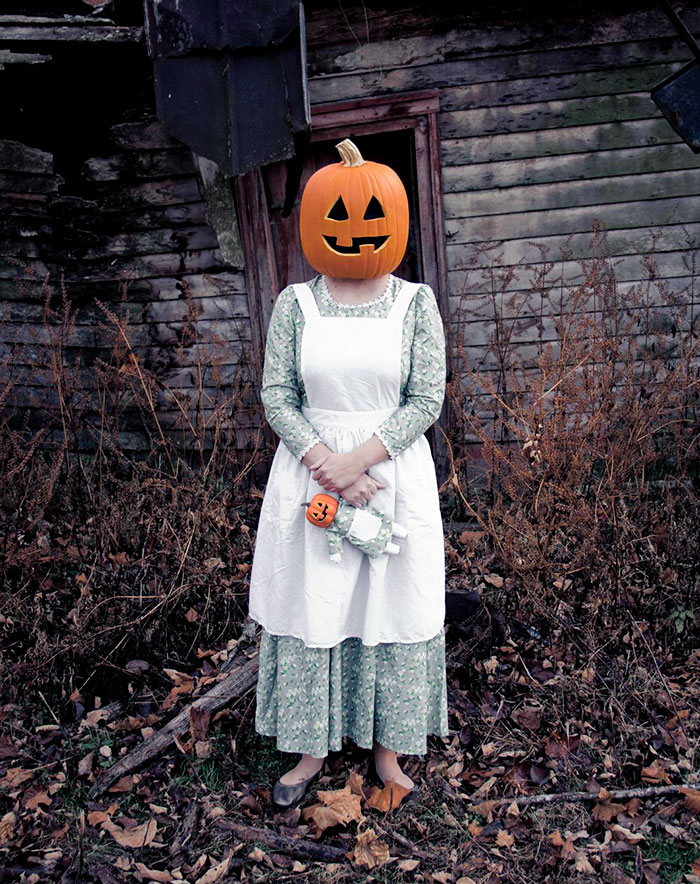Le costume d’Halloween de ma copine. L’effrayante dame à la citrouille et sa petite Dolly