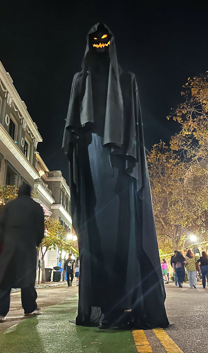 Mon costume d’Halloween cette année – 12 pieds de haut