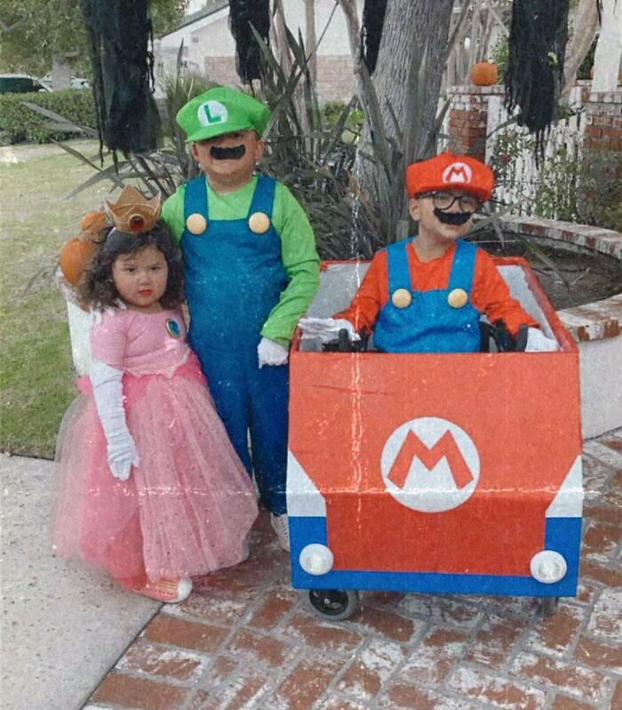 “C’est moi, Mario, Luigi et la princesse Peach. Joyeux Halloween
