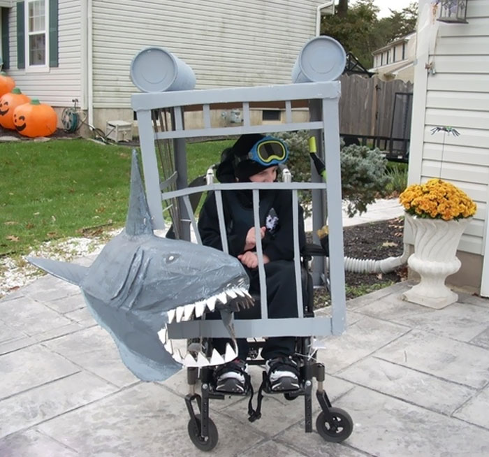 Costume de plongeur dans la cage à requins
