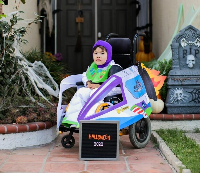 Ce costume de Buzz l’Éclair est offert en ensemble avec les accessoires du vaisseau spatial en fauteuil roulant.