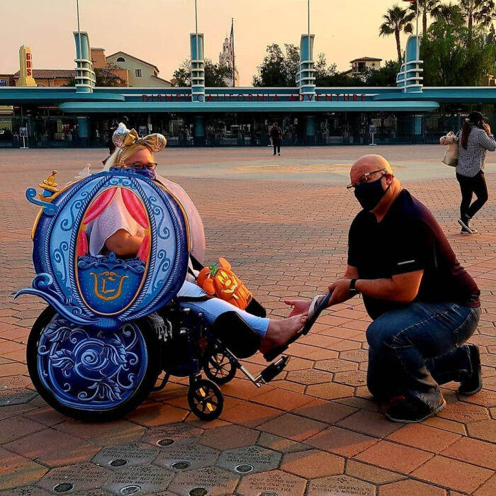 Mon prince charmant m’a surprise avec ce costume de chariot de Cendrillon en fauteuil roulant