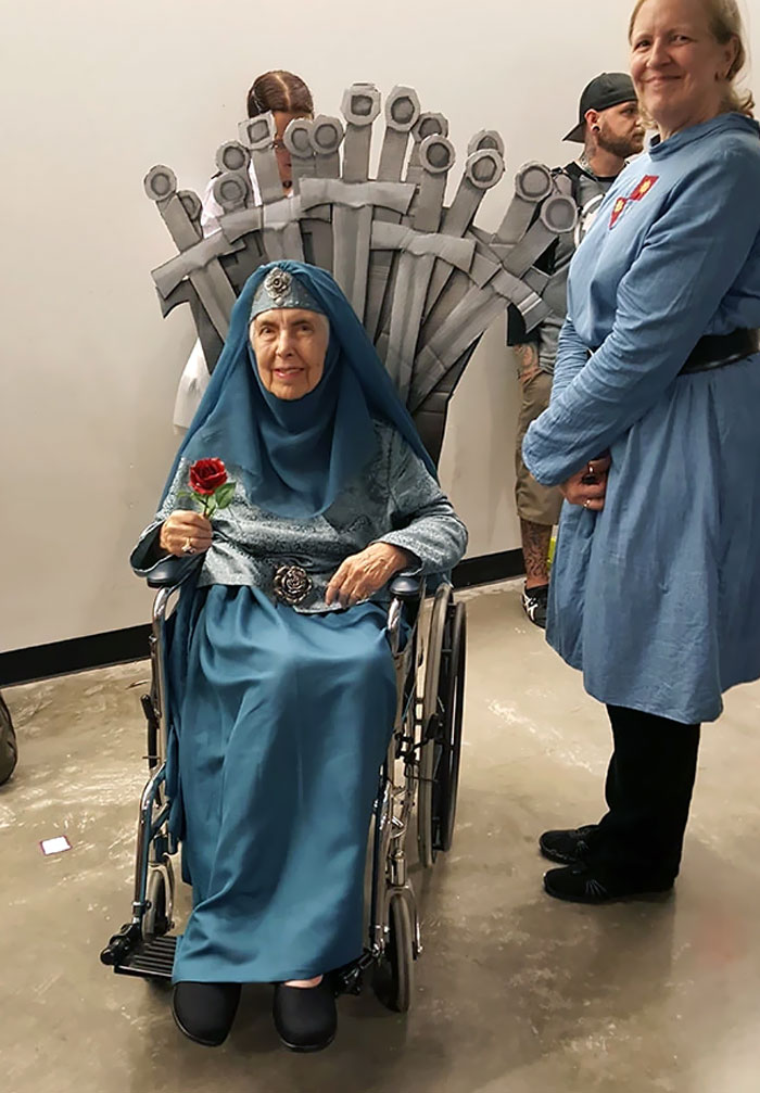 Cette femme âgée s’est déguisée en Olenna Tyrell. Son fauteuil roulant a été transformé en trône de fer et elle avait même un assistant en costume. En tant que reine des épines, elle était parfaite.