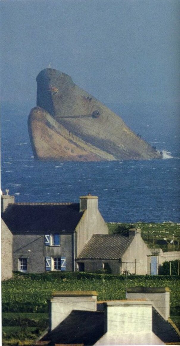 Le naufrage de l’Amoco Cadiz en Bretagne en 1978 ressemble à une baleine géante faisant surface