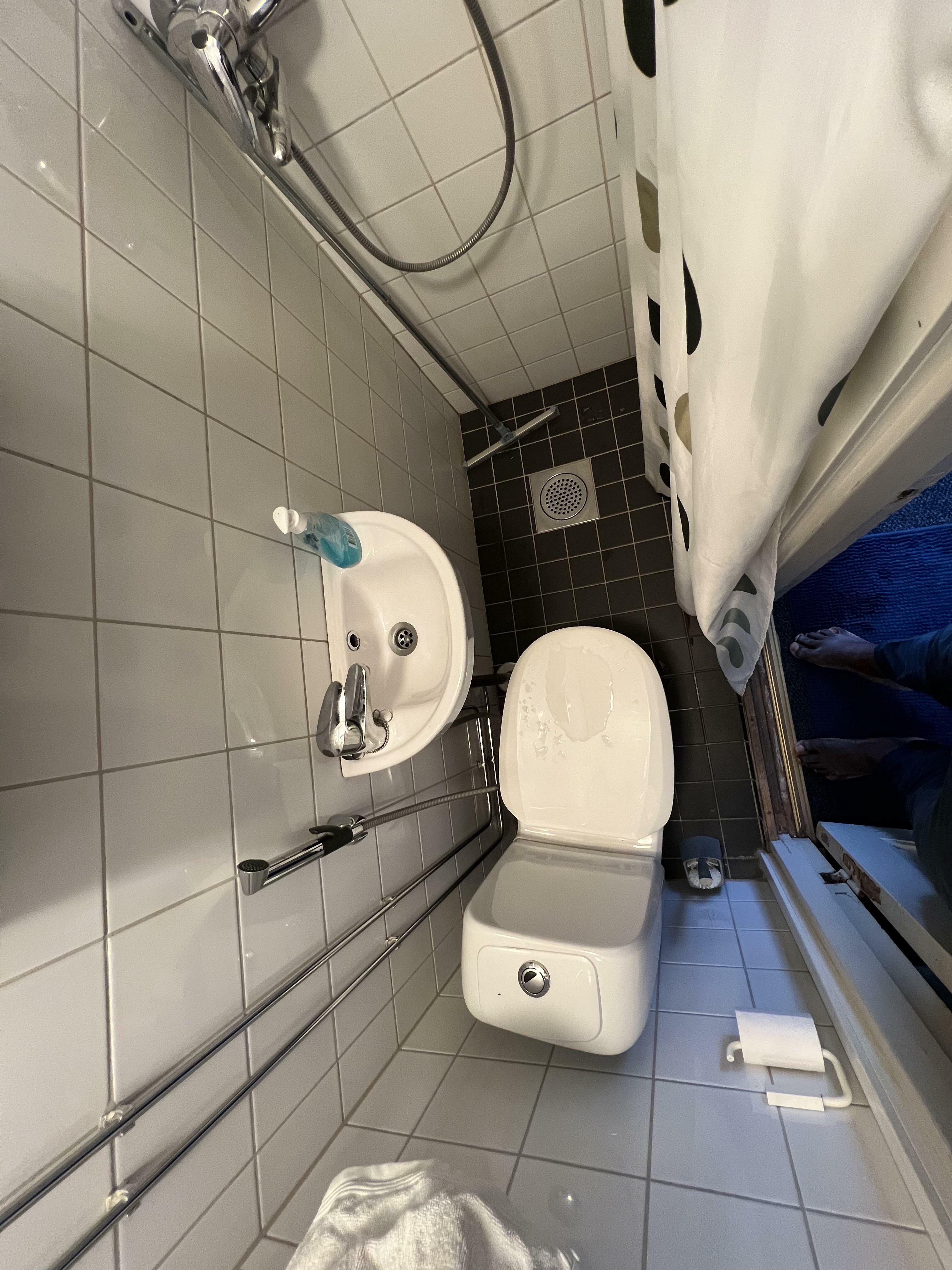 La salle de bain de mon Airbnb à Helsinki, Finlande. Le bon côté des choses, c'est que je pourrais potentiellement me brosser les dents, me doucher et faire tomber un numéro 2 en même temps.